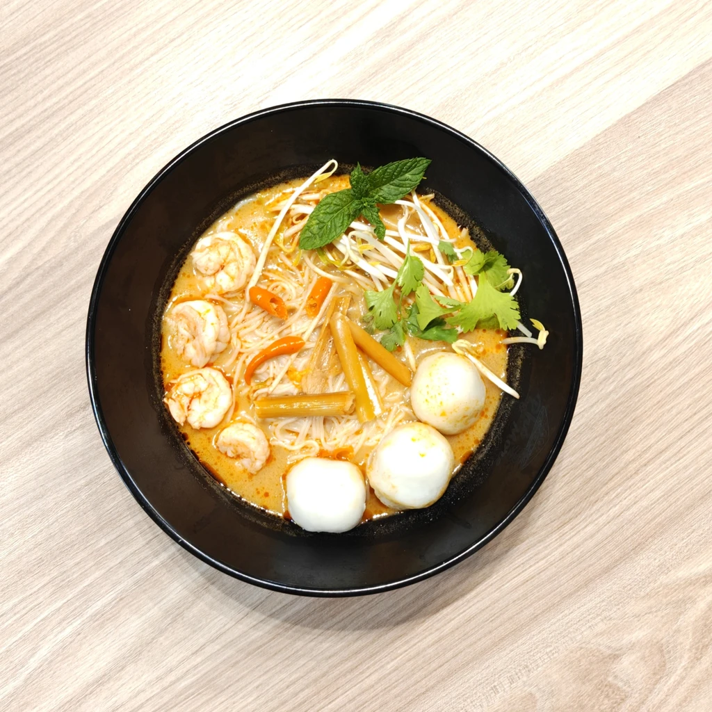 Bùn in brodo Tom Yum con gamberi e polpo